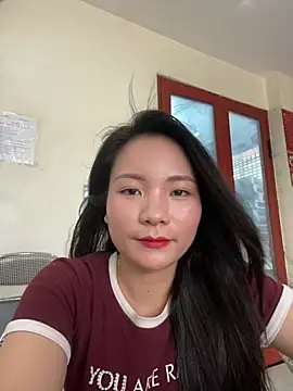 Snapshot of Bee_Yellow00 chatting on 06-20-26, 04:28 Bee Yellow00 online show from 06-20-26, 04:28