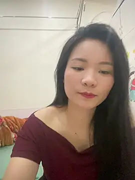 Snapshot of Bee_Yellow00 chatting on 03-26-26, 06:00 Bee Yellow00 online show from 03-26-26, 06:00