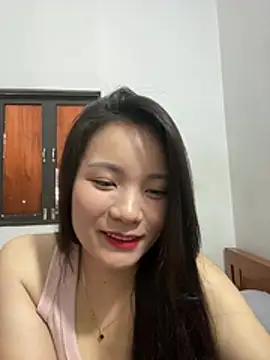 Snapshot of Bee_Yellow00 chatting on 06-17-26, 03:50 Bee Yellow00 online show from 06-17-26, 03:50
