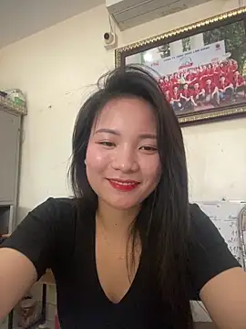 Bee Yellow00 online show from 04-18-26, 03:20