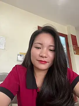 Snapshot of Bee_Yellow00 chatting on 06-22-26, 04:42 Bee Yellow00 online show from 06-22-26, 04:42