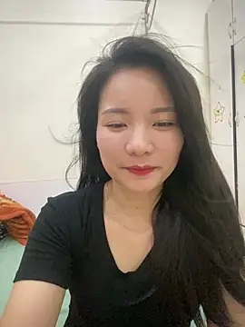 Snapshot of Bee_Yellow00 chatting on 04-16-26, 05:30 Bee Yellow00 online show from 04-16-26, 05:30