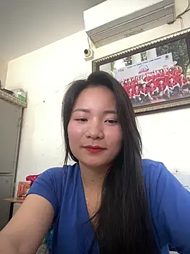 Snapshot of Bee_Yellow00 chatting on 04-04-26, 02:40 Bee Yellow00 online show from 04-04-26, 02:40