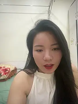 Bee Yellow00 online show from 04-24-26, 04:58