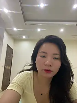 Snapshot of Bee_Yellow00 chatting on 07-19-26, 12:19 Bee Yellow00 online show from 07-19-26, 12:19