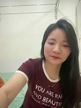 Snapshot of Bee_Yellow00 chatting on 03-27-26, 04:54 Bee Yellow00 online show from 03-27-26, 04:54