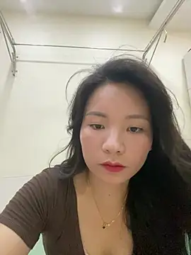 Snapshot of Bee_Yellow00 chatting on 07-17-26, 05:15 Bee Yellow00 online show from 07-17-26, 05:15