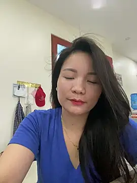 Snapshot of Bee_Yellow00 chatting on 06-27-26, 04:29 Bee Yellow00 online show from 06-27-26, 04:29