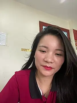 Snapshot of Bee_Yellow00 chatting on 06-30-26, 04:23 Bee Yellow00 online show from 06-30-26, 04:23