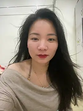 Snapshot of Bee_Yellow00 chatting on 03-23-26, 04:34 Bee Yellow00 online show from 03-23-26, 04:34