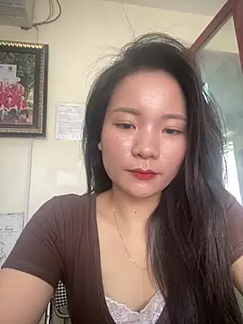 Bee Yellow00 online show from 04-23-26, 03:35