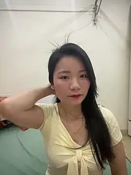 Snapshot of Bee_Yellow00 chatting on 04-15-26, 04:40 Bee Yellow00 online show from 04-15-26, 04:40