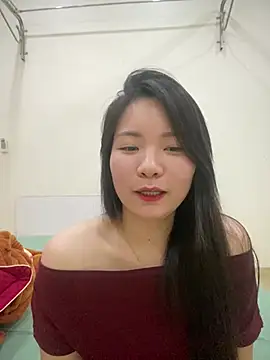 Snapshot of Bee_Yellow00 chatting on 03-24-26, 04:45 Bee Yellow00 online show from 03-24-26, 04:45