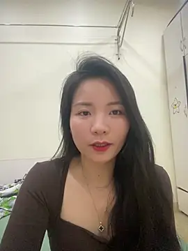 Snapshot of Bee_Yellow00 chatting on 04-06-26, 04:19 Bee Yellow00 online show from 04-06-26, 04:19