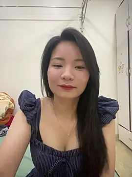 Snapshot of Bee_Yellow00 chatting on 04-13-26, 04:49 Bee Yellow00 online show from 04-13-26, 04:49