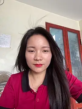Snapshot of Bee_Yellow00 chatting on 06-12-26, 02:31 Bee Yellow00 online show from 06-12-26, 02:31
