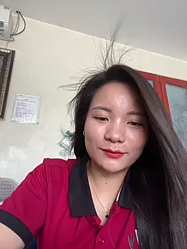 Snapshot of Bee_Yellow00 chatting on 06-15-26, 02:34 Bee Yellow00 online show from 06-15-26, 02:34