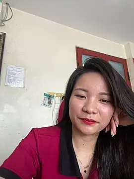 Snapshot of Bee_Yellow00 chatting on 06-16-26, 01:49 Bee Yellow00 online show from 06-16-26, 01:49