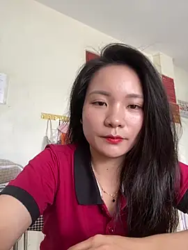 Snapshot of Bee_Yellow00 chatting on 06-18-26, 03:16 Bee Yellow00 online show from 06-18-26, 03:16