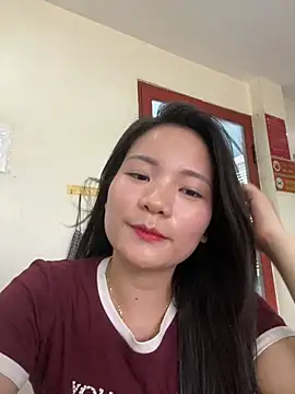 Snapshot of Bee_Yellow00 chatting on 06-03-26, 04:24 Bee Yellow00 online show from 06-03-26, 04:24