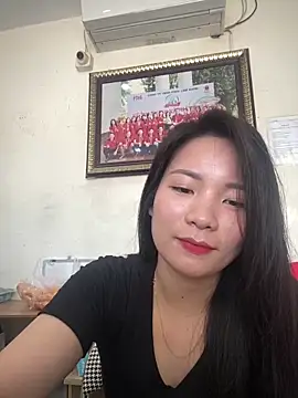 Snapshot of Bee_Yellow00 chatting on 04-09-26, 03:19 Bee Yellow00 online show from 04-09-26, 03:19