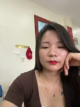 Snapshot of Bee_Yellow00 chatting on 07-01-26, 04:24 Bee Yellow00 online show from 07-01-26, 04:24