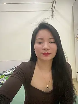 Snapshot of Bee_Yellow00 chatting on 04-06-26, 04:46 Bee Yellow00 online show from 04-06-26, 04:46