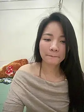 Snapshot of Bee_Yellow00 chatting on 04-07-26, 04:58 Bee Yellow00 online show from 04-07-26, 04:58