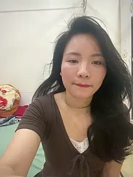 Snapshot of Bee_Yellow00 chatting on 04-14-26, 04:50 Bee Yellow00 online show from 04-14-26, 04:50