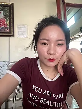 Snapshot of Bee_Yellow00 chatting on 04-10-26, 08:21 Bee Yellow00 online show from 04-10-26, 08:21