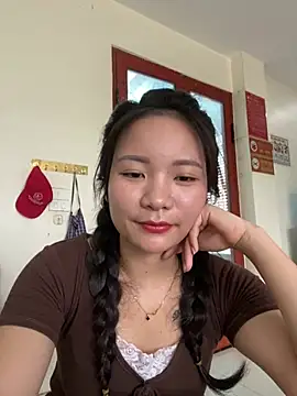 Snapshot of Bee_Yellow00 chatting on 07-07-26, 04:37 Bee Yellow00 online show from 07-07-26, 04:37