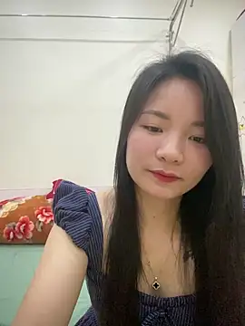 Snapshot of Bee_Yellow00 chatting on 04-03-26, 04:52 Bee Yellow00 online show from 04-03-26, 04:52