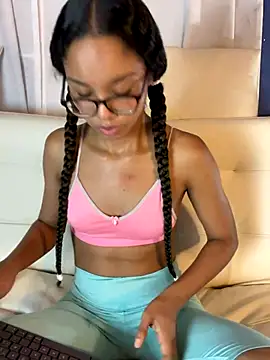 Snapshot of GiselleVice chatting on 12-18-25, 02:21 GiselleVice online show from 12-18-25, 02:21