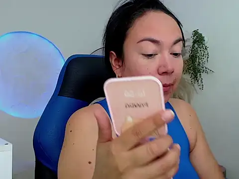 Yadis hot online show from 11-28-25, 08:42