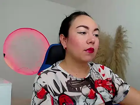 Yadis hot online show from 11-18-25, 08:56