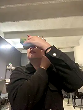 Kloe Novoa online show from 12-16-25, 12:42