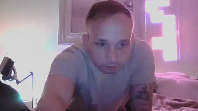 Snapshot of MikeHawke1995 chatting on 10-26-25, 01:17 MikeHawke1995 online show from 10-26-25, 01:17