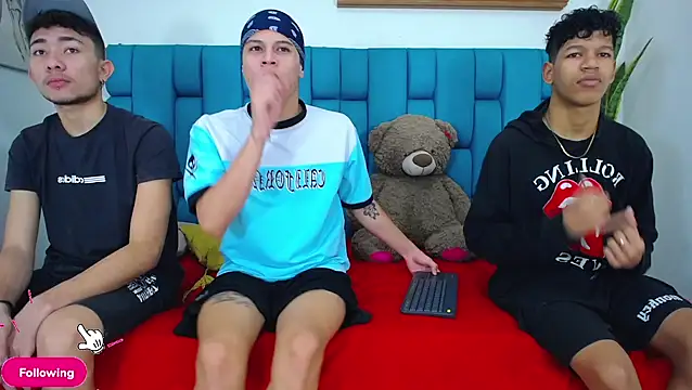 Hot Boys Latinos X online show from 04-17-26, 05:05