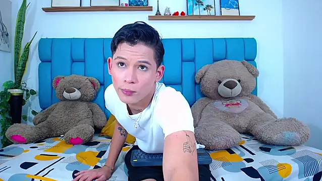 Hot Boys Latinos X online show from 03-19-26, 02:06