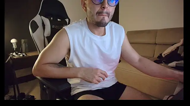 Snapshot of lionandreough chatting on 10-25-25, 12:10 lionandreough online show from 10-25-25, 12:10