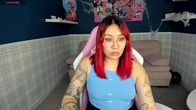 Snapshot of Susie_Reverse chatting on 10-28-25, 08:57 Susie Reverse online show from 10-28-25, 08:57