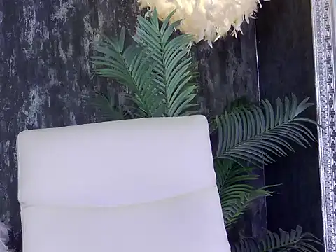 LaraBloom online show from 12-16-25, 07:18