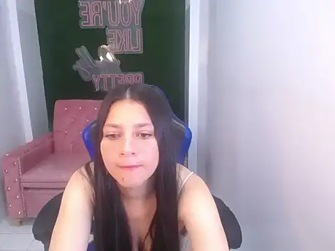 Snapshot of velvetvixen_t chatting on 10-24-25, 02:05 velvetvixen t online show from 10-24-25, 02:05