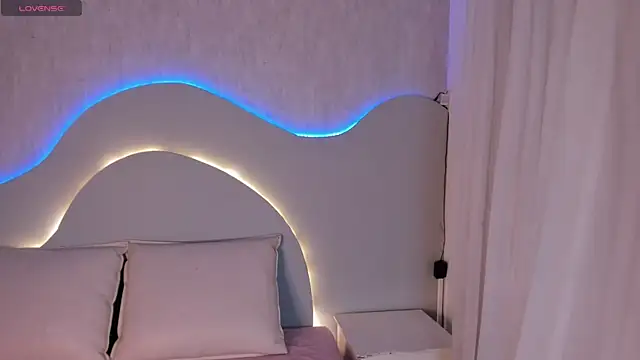 EmiliClarke online show from 01-13-26, 07:40