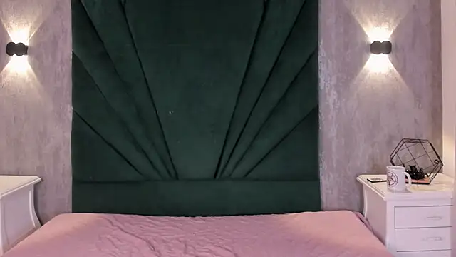 EmiliClarke online show from 04-12-26, 12:30