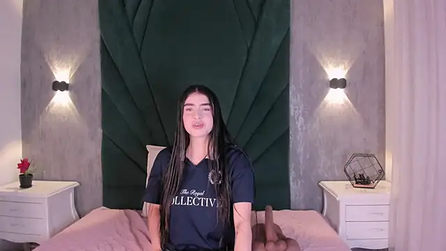 EmiliClarke online show from 04-15-26, 11:27