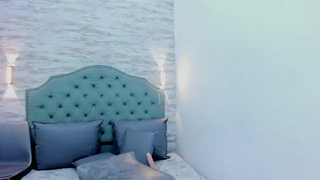 PariisTaylor online show from 10-30-25, 07:22