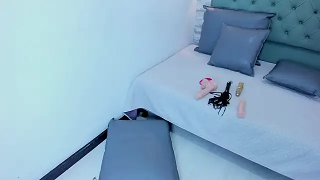 PariisTaylor online show from 11-11-25, 06:58