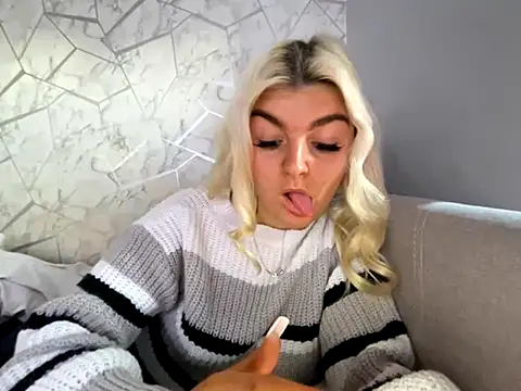 rosie-hipstergal online show from 11-05-25, 03:48