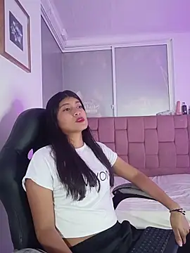 YeseniaRodriguez3 online show from 05-05-26, 12:30